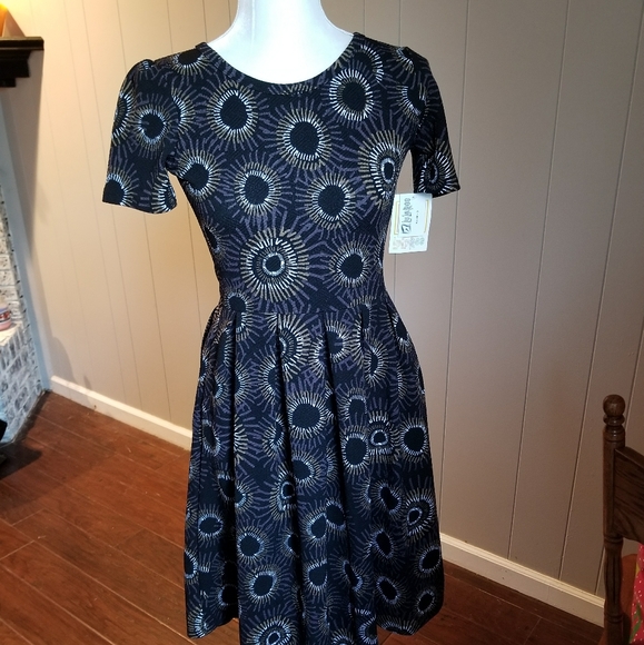 LuLaRoe Dresses & Skirts - Lovely short sleeved Lula Roe dress
